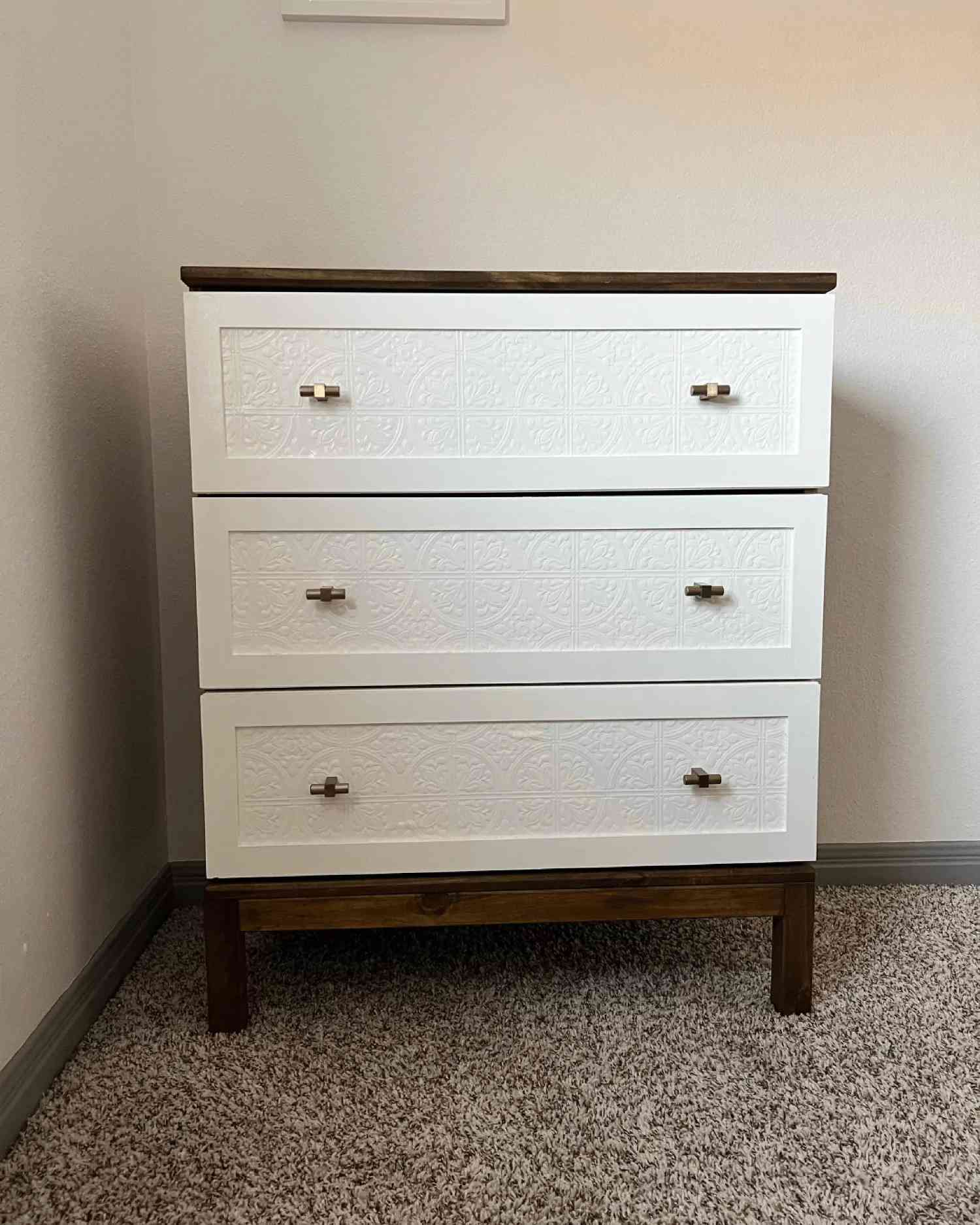 commode Tarva recouverte de papier peint