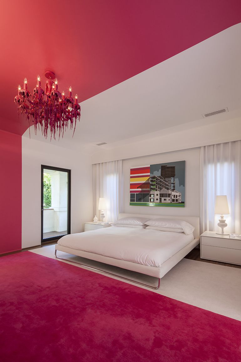 chambre à coucher rouge dramatique