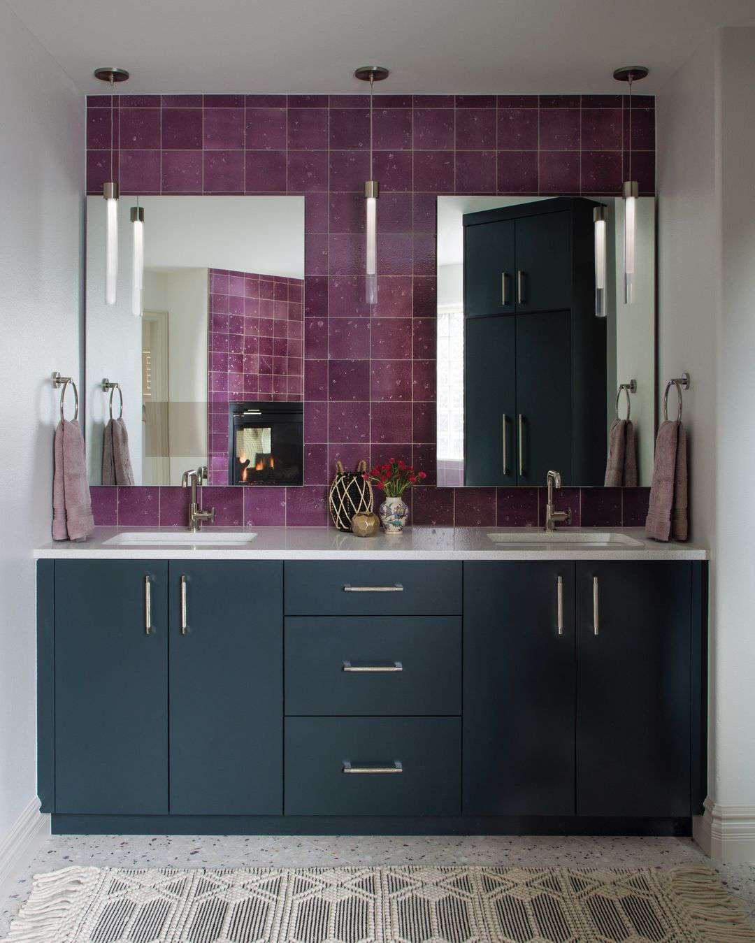 Salle de bains avec mur d'accent en carreaux violets.