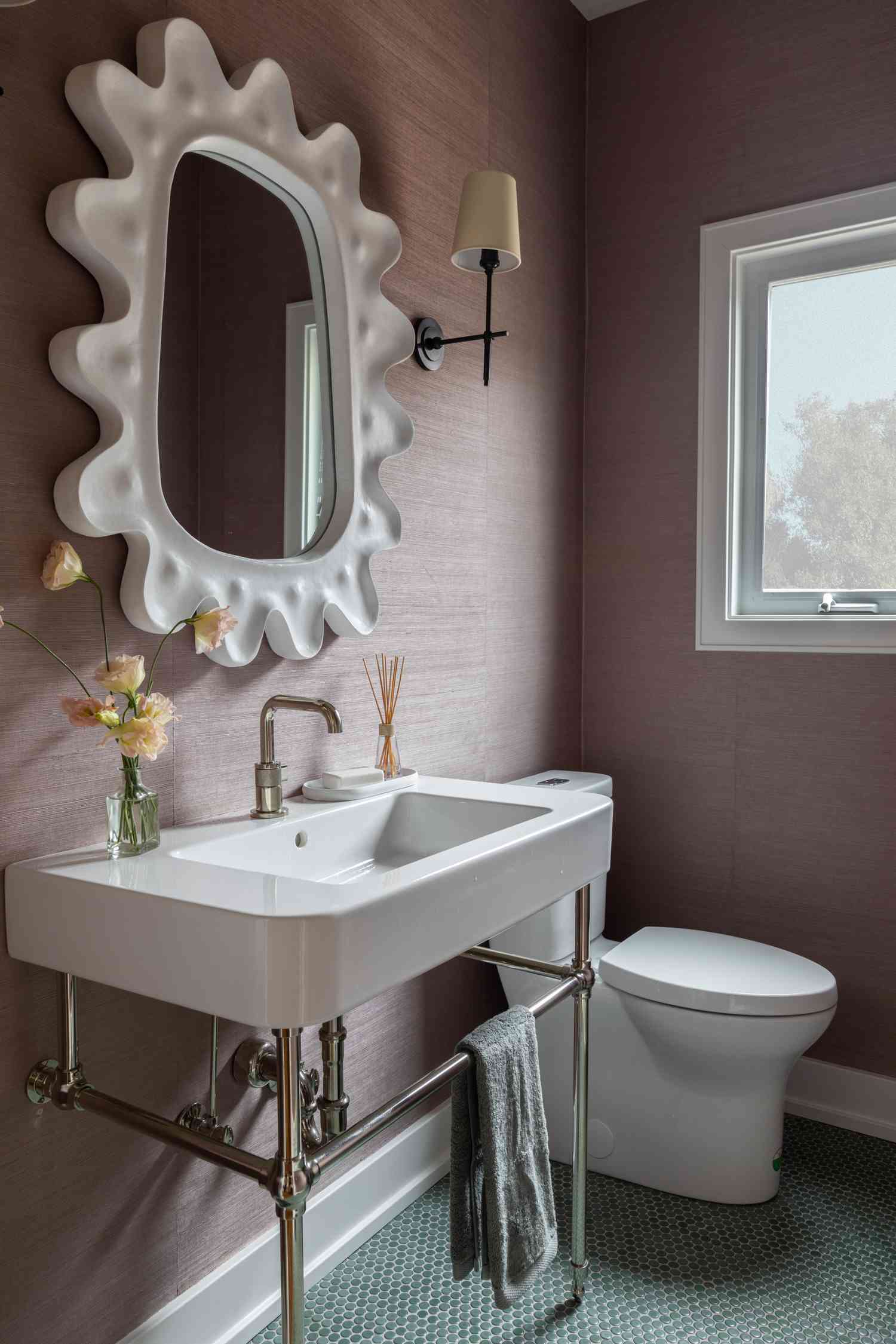 Salle de bains avec murs et plafond lilas.