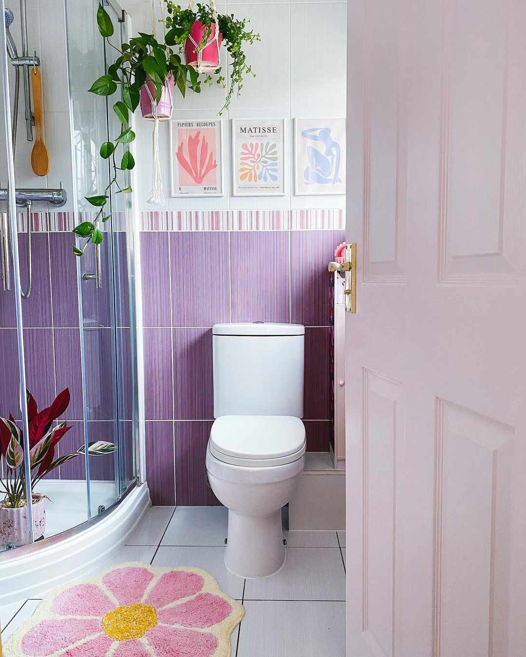 Salle de bain pastel avec carrelage mauve.