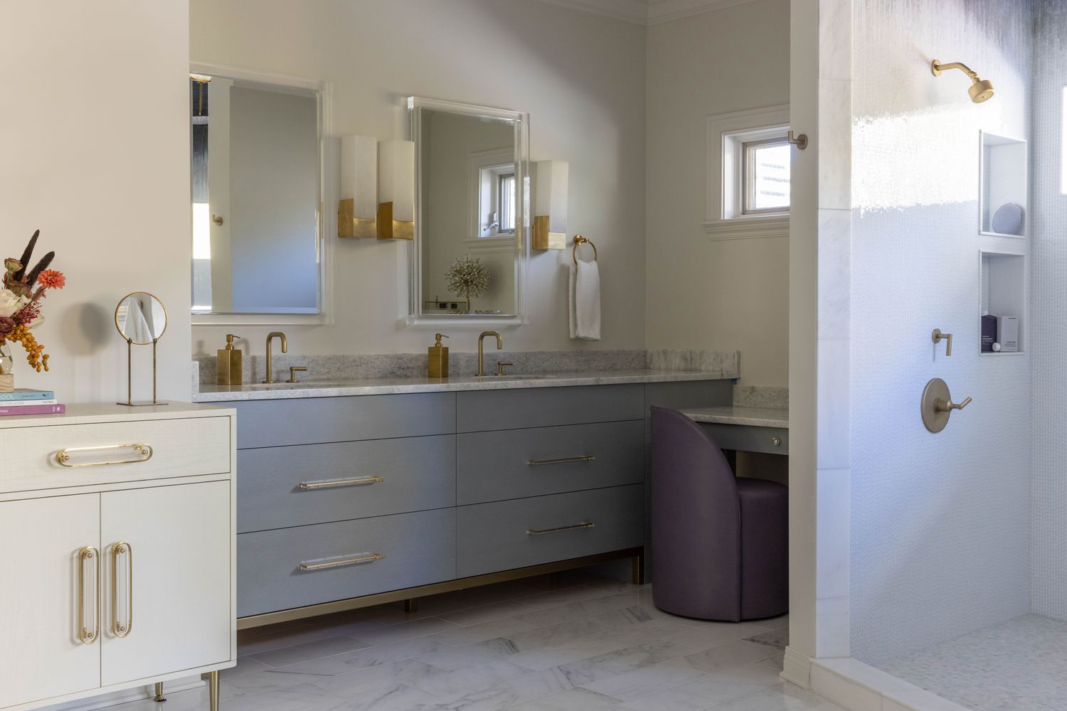 Salle de bains avec meubles violets.