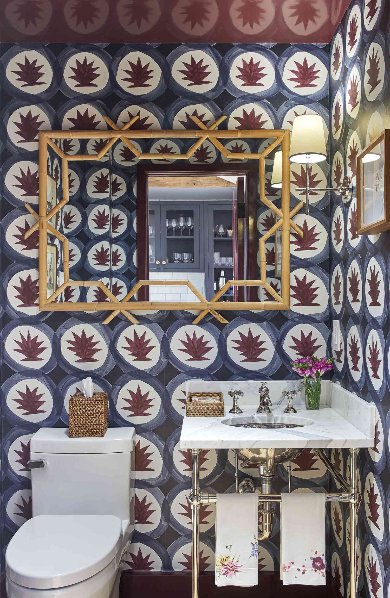 Salle de bains avec plafond et garniture violets et papier peint assorti.