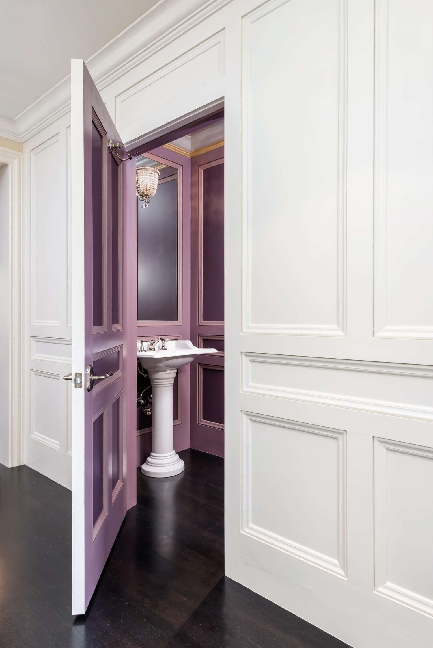 Salle de bains violette avec des panneaux muraux bicolores.