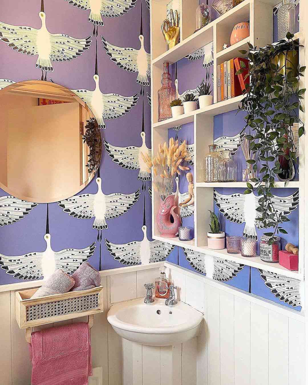 Salle de bains avec papier peint art déco cygnes violet.
