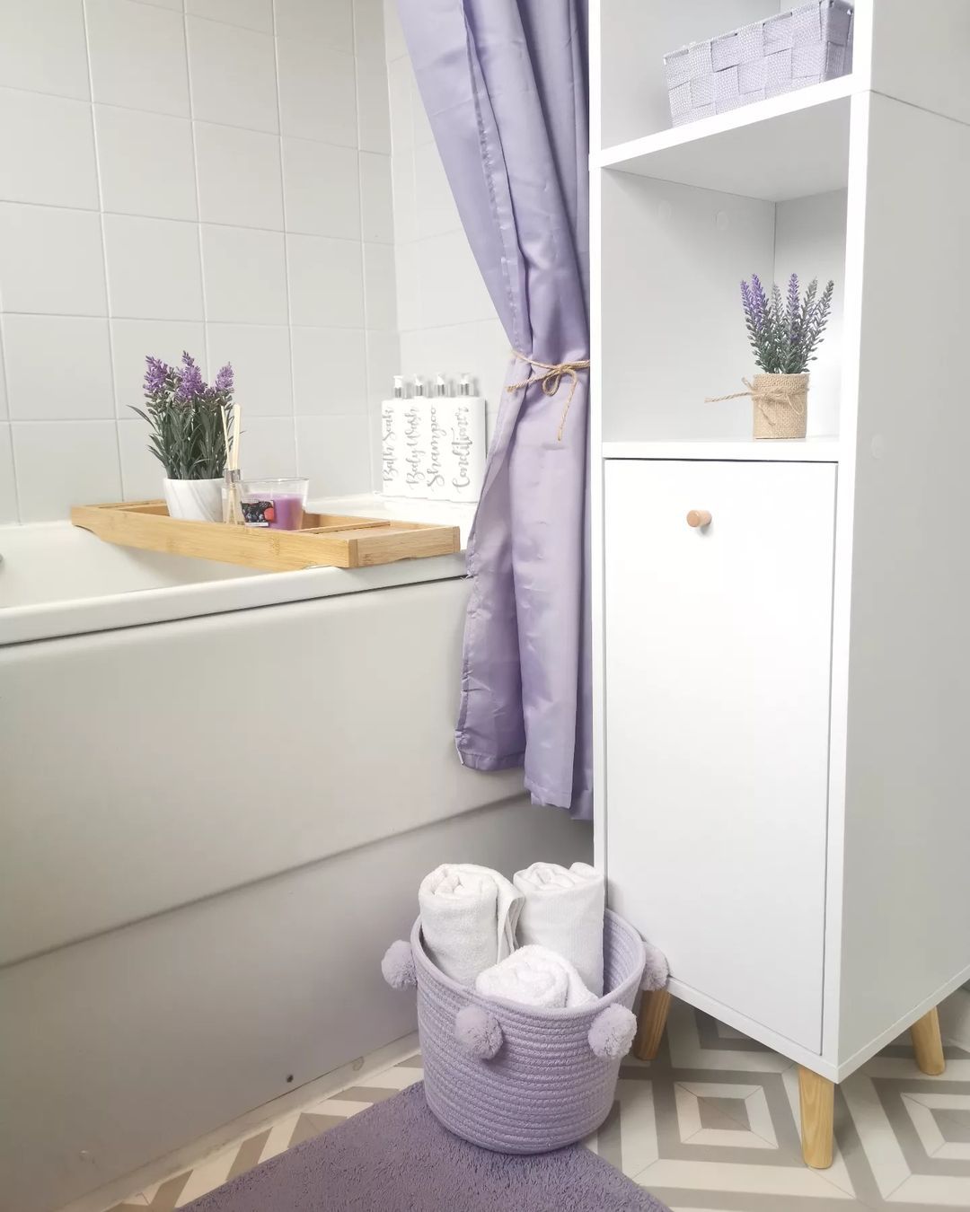 Salle de bain blanche avec décor violet.
