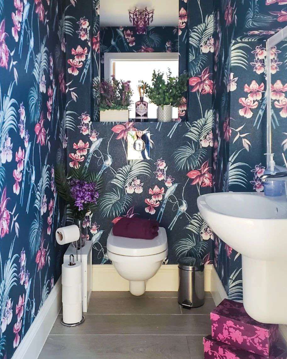 Salle de bains avec une palette de couleurs bleu et violet.