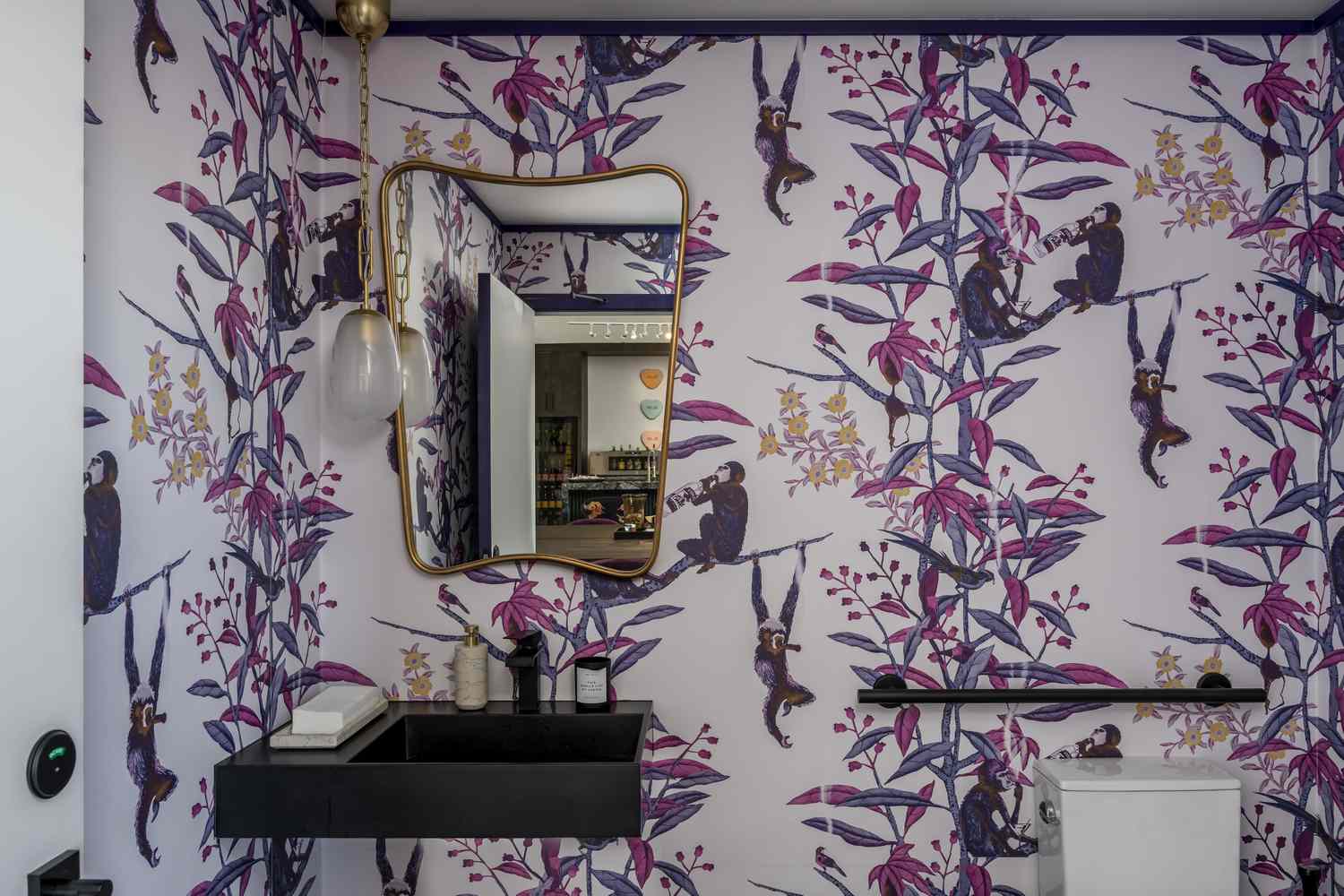 Salle de bains avec papier peint éclectique violet.