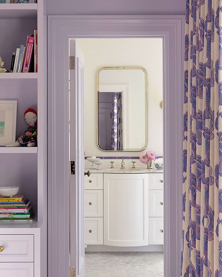 Salle de bains blanche avec dosseret en carreaux violets.
