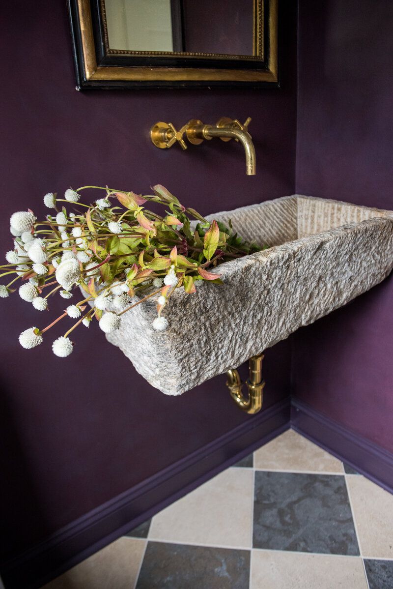 Salle de bains avec une riche nuance royale de violet.