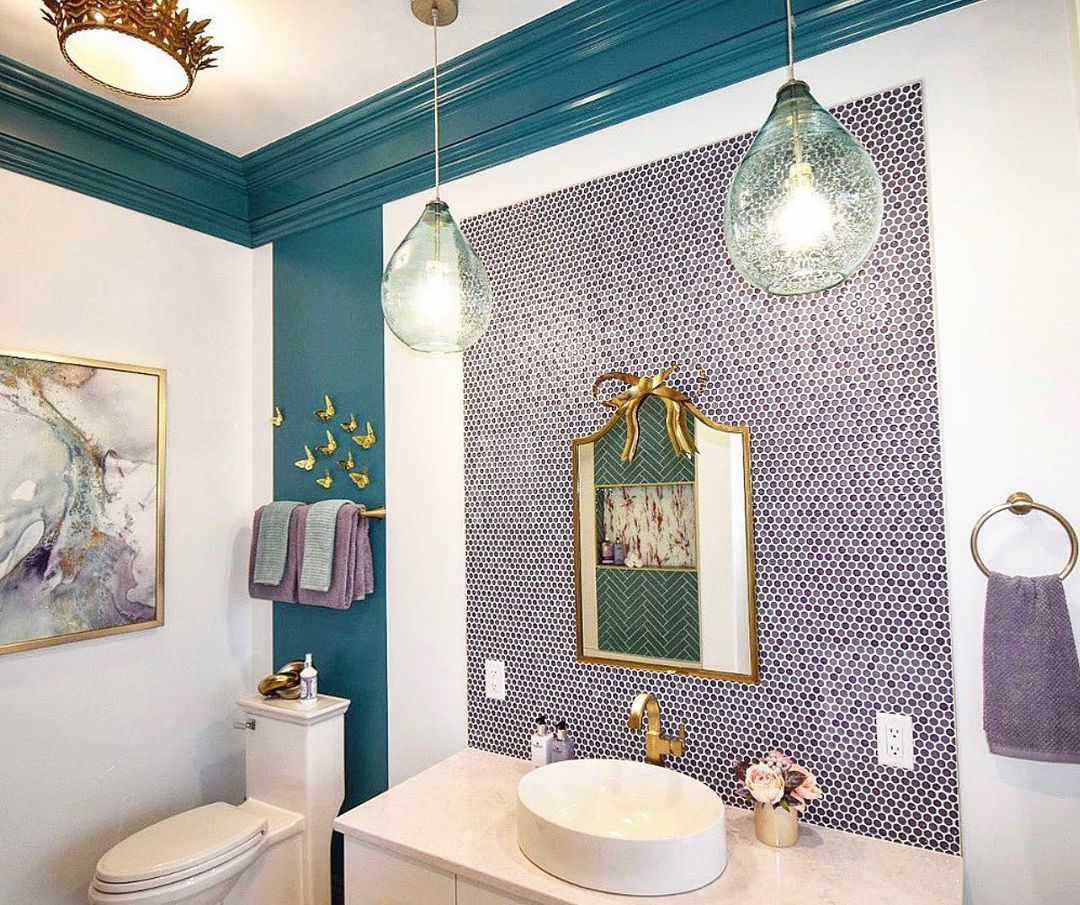 Salle de bain violet et sarcelle