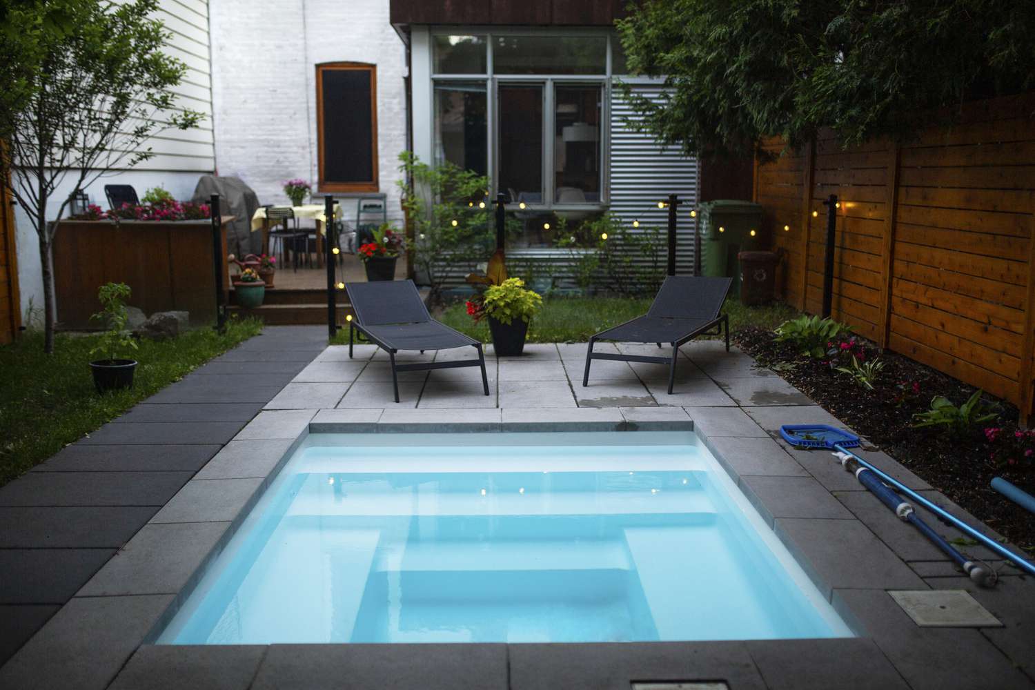 idées de petites piscines à débordement dans l'arrière-cour