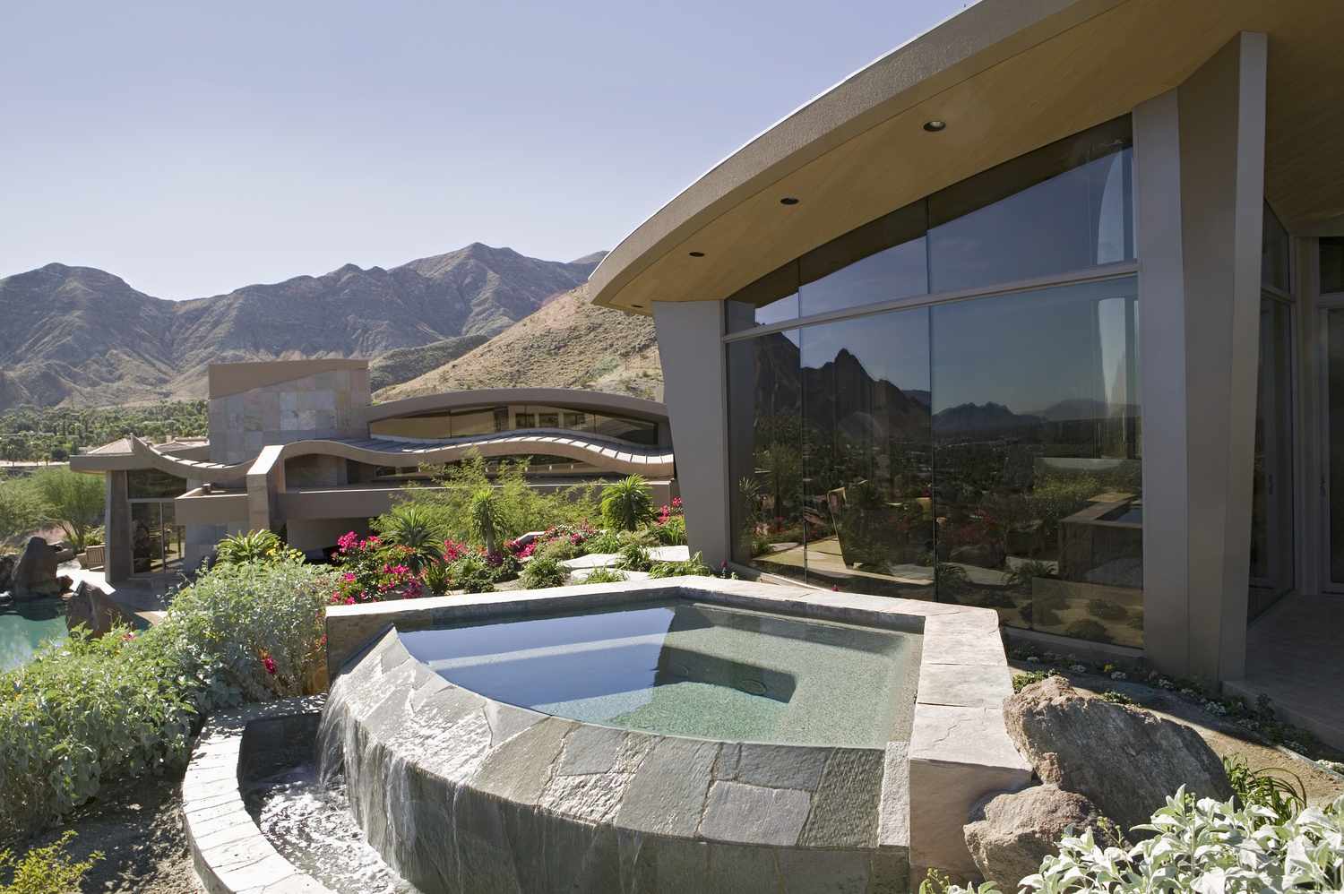 piscine contemporaine avec cascade