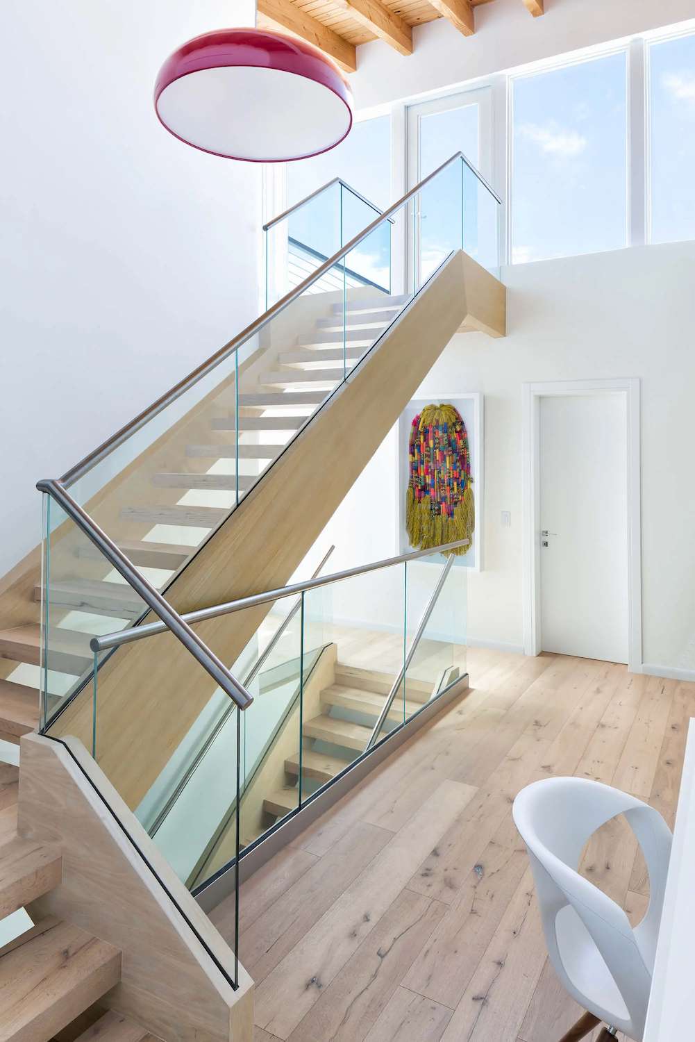 escalier moderne en verre, bois et métal