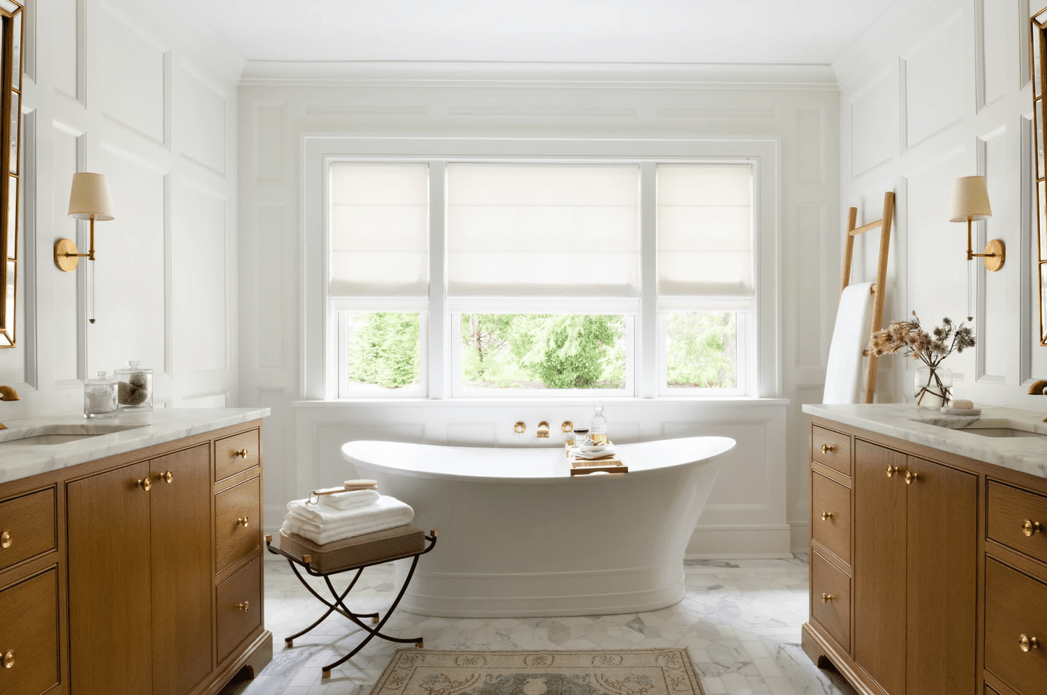 Baignoire blanche au milieu d'une salle de bains en bois chaleureux