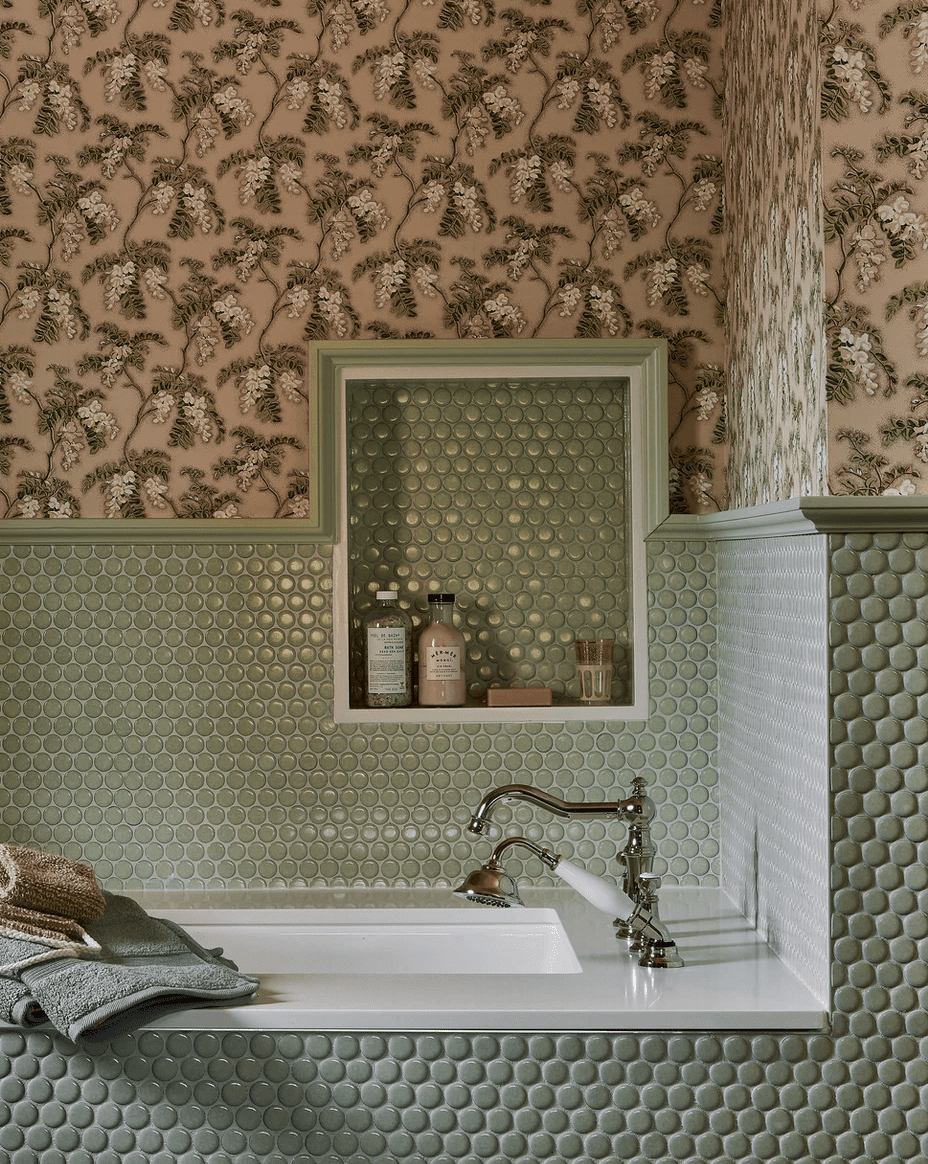Baignoire entourée de carreaux verts