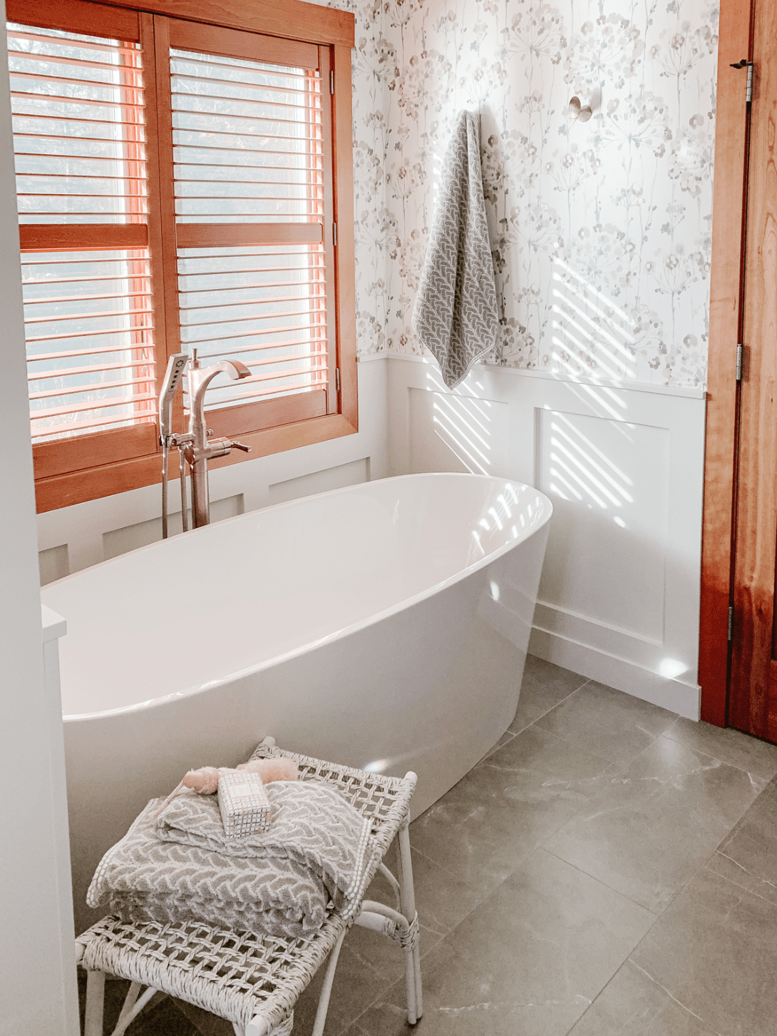 Baignoire avec fenêtre et garniture