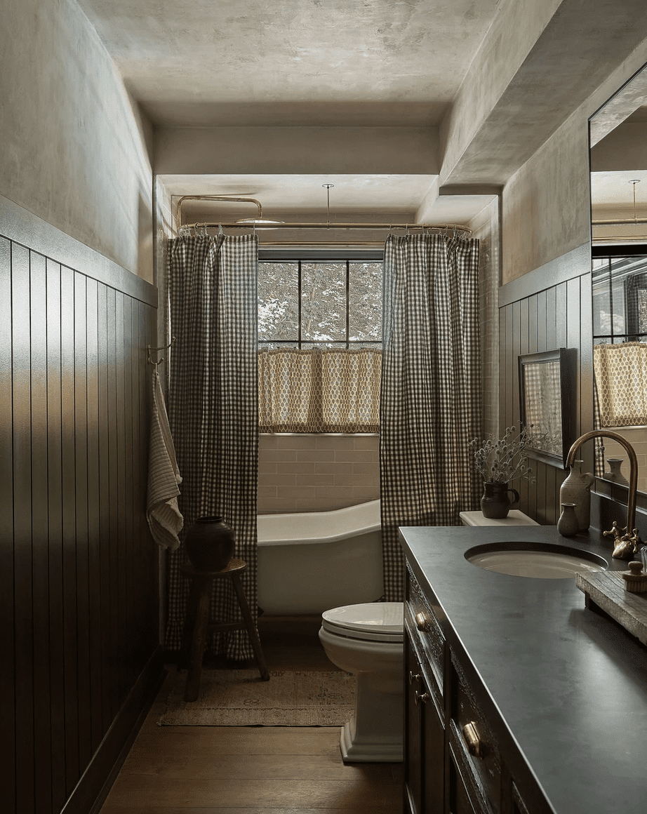Baignoire entourée d'un rideau de douche vichy