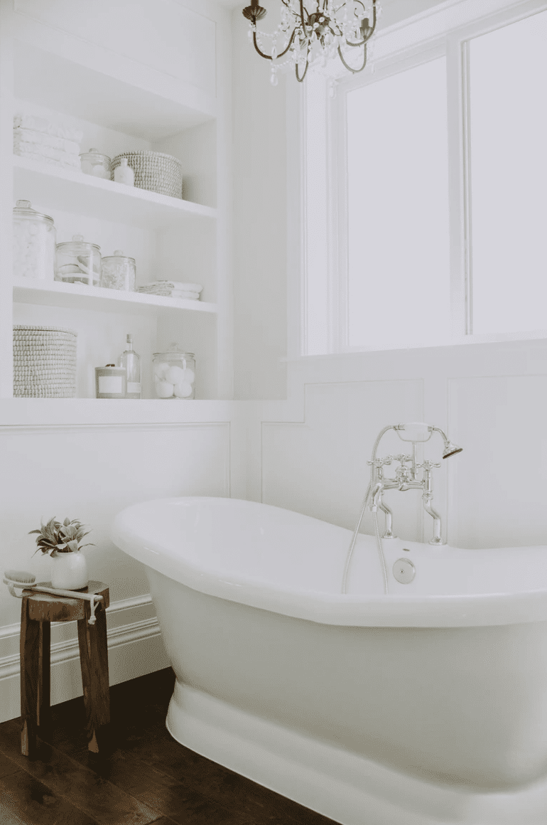 Baignoire blanche surmontée d'un lustre