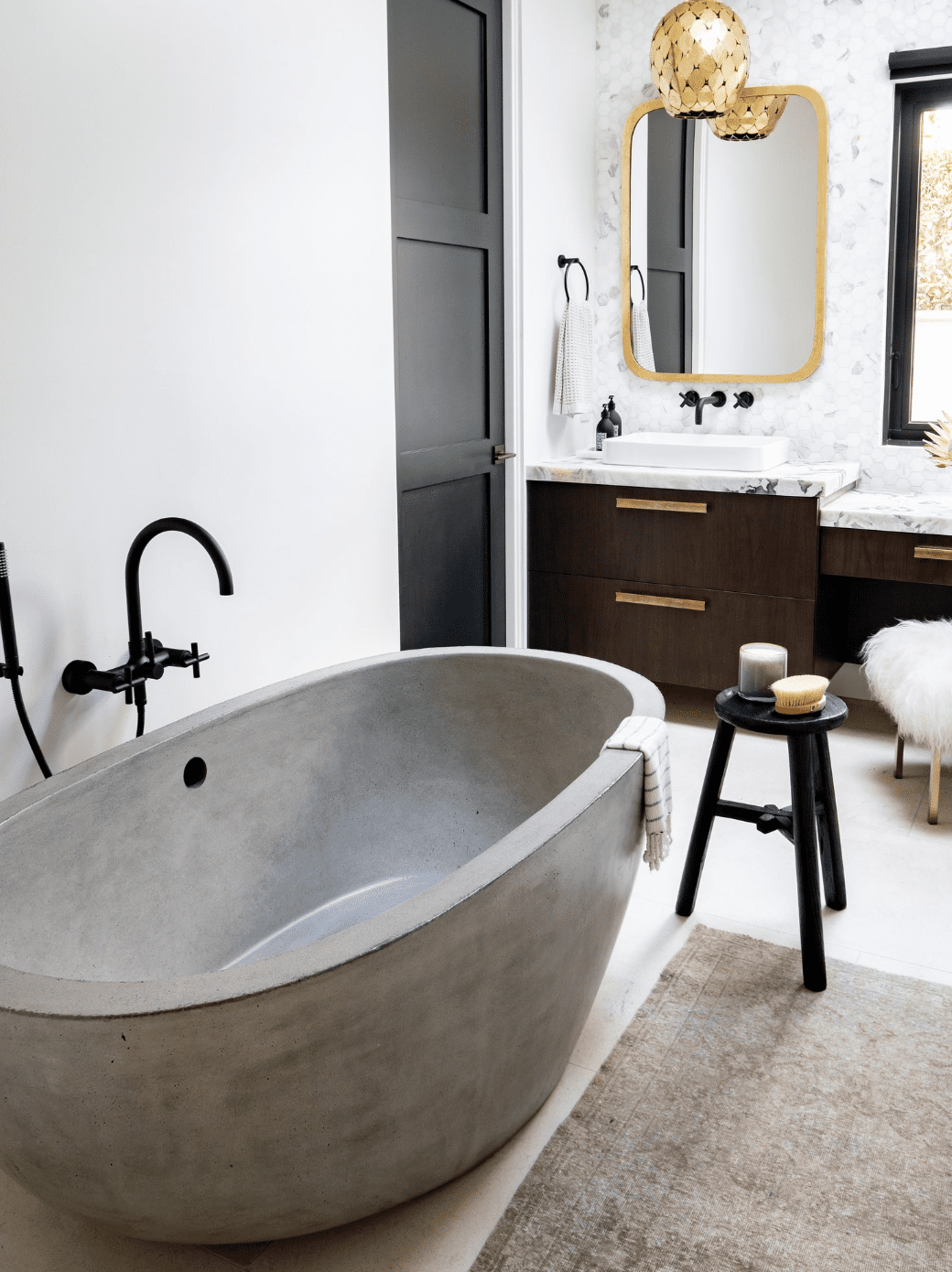 Baignoire en ciment dans une salle de bains moderne