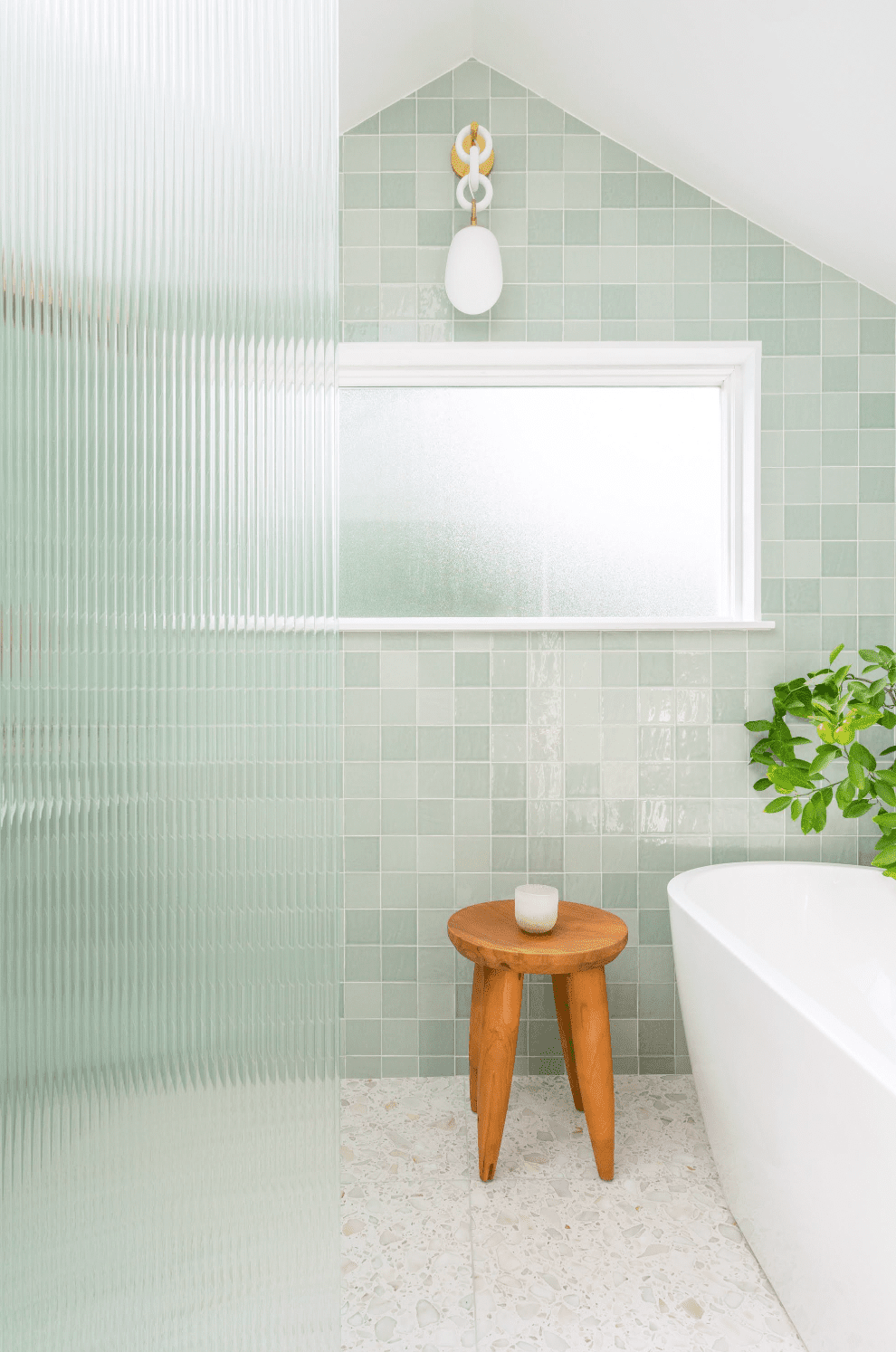 Baignoire dans une salle de bain verte et sereine comme dans un spa