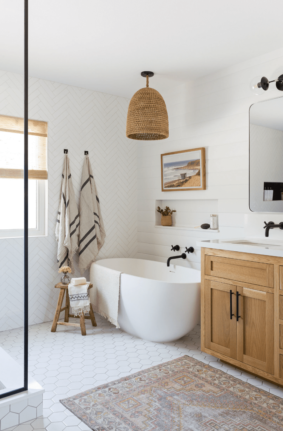 Baignoire dans une salle de bain aux accents boho chaleureux