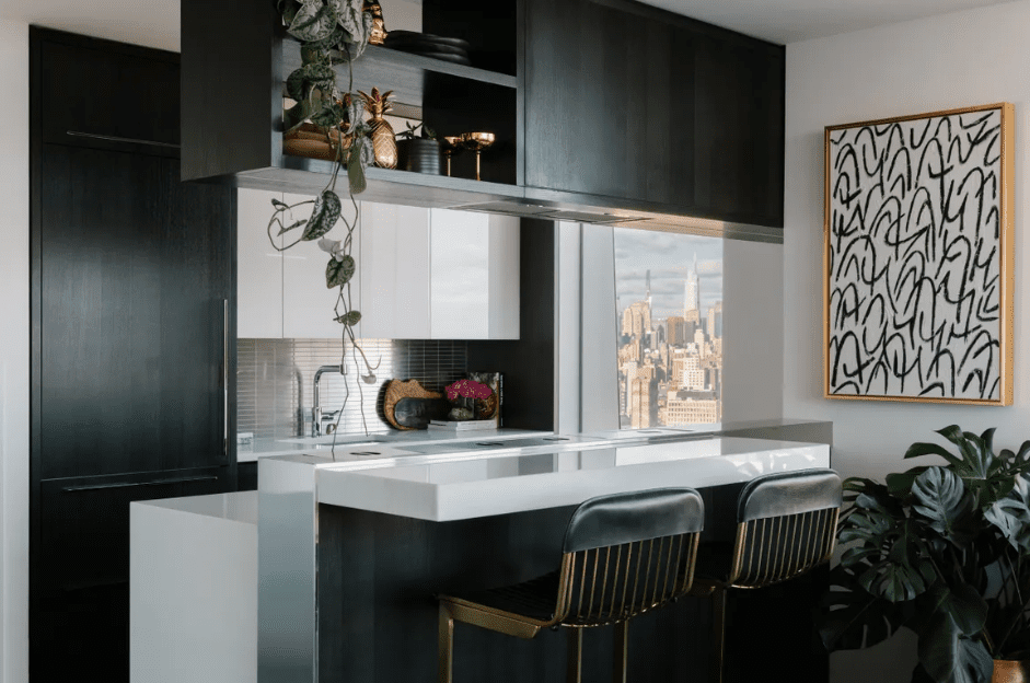 Cuisine noire et blanche avec art abstrait