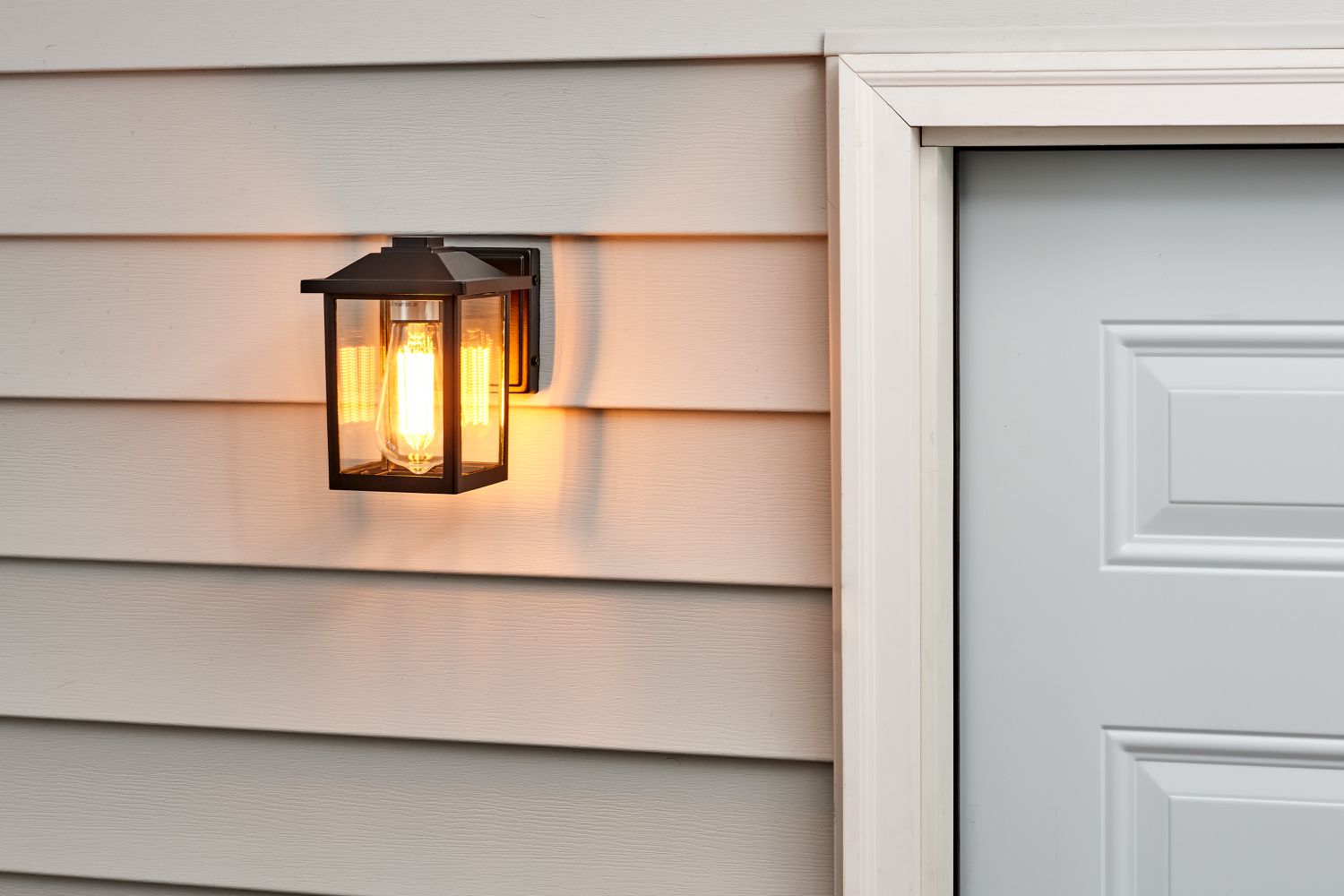 Gros plan sur un nouveau luminaire d'extérieur