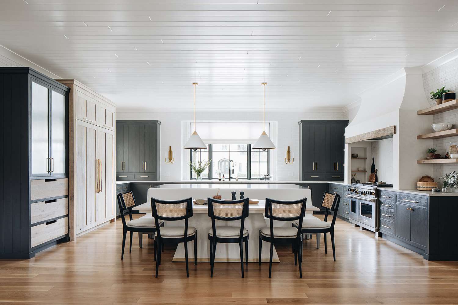 îlot de cuisine avec table à manger