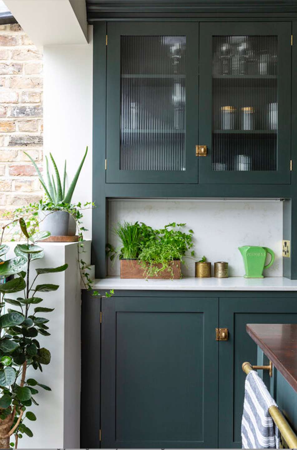 armoire de cuisine en verre cannelé