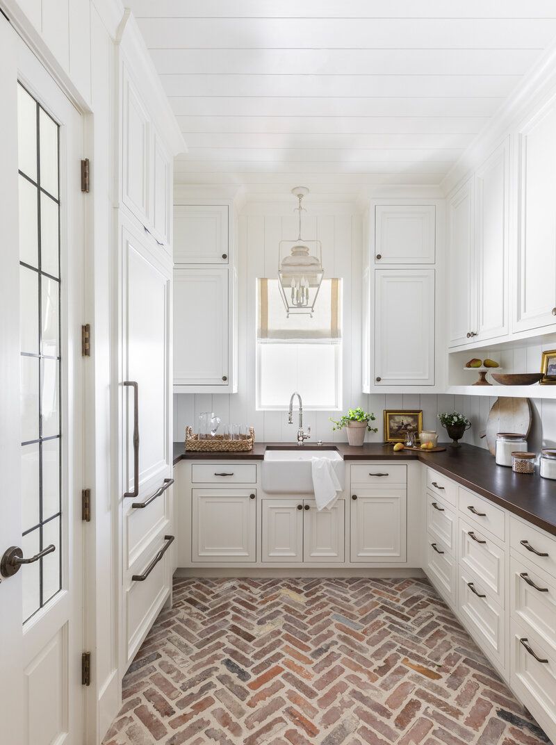 garde-manger de cuisine avec carrelage en briques