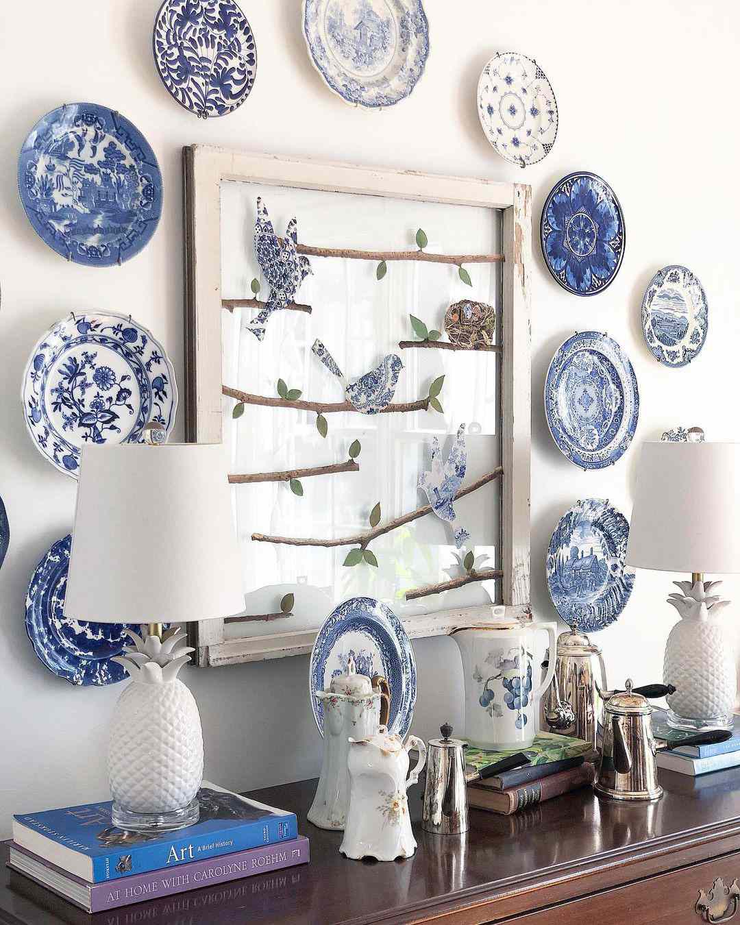 Une idée de décoration de cadre de fenêtre utilisant la couleur bleue