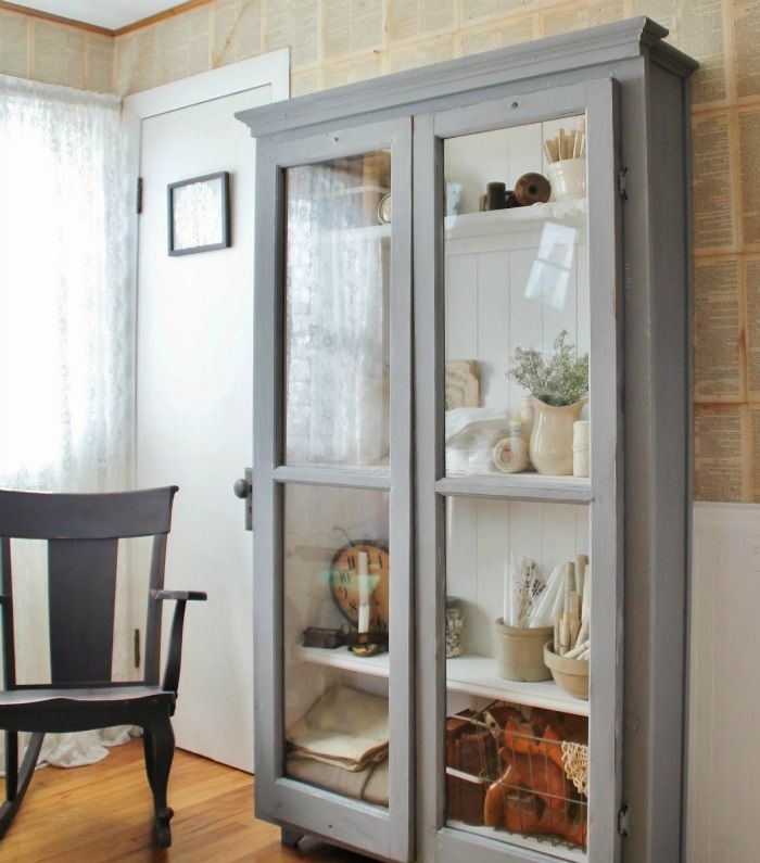 Une armoire fabriquée à partir de cadres de fenêtre vintage