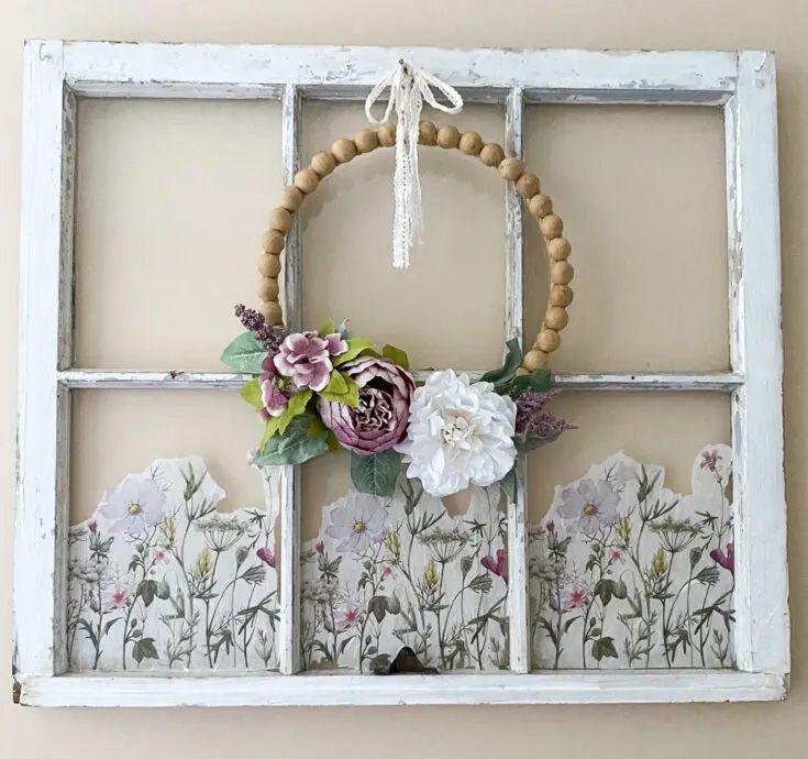 Une idée de décoration de fenêtre avec des fleurs découpées