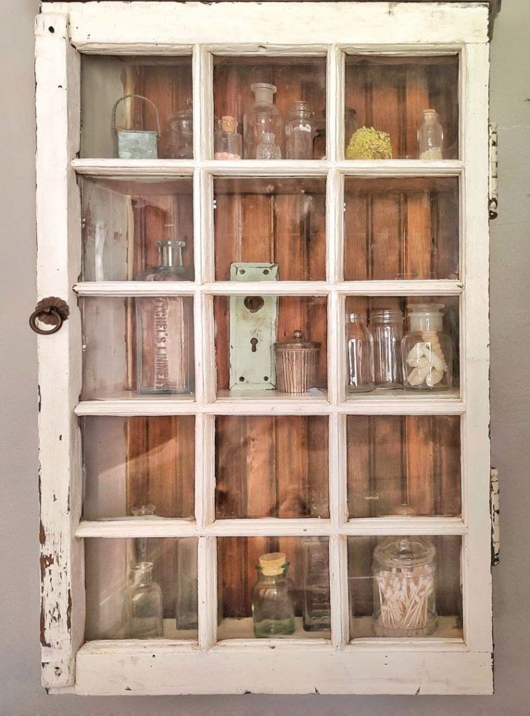 Une armoire fabriquée à partir d'un cadre de fenêtre