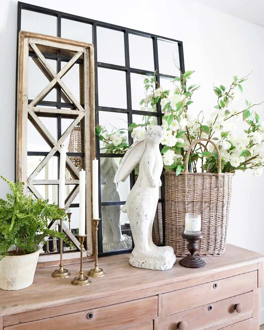 Un cadre de fenêtre associé à un miroir