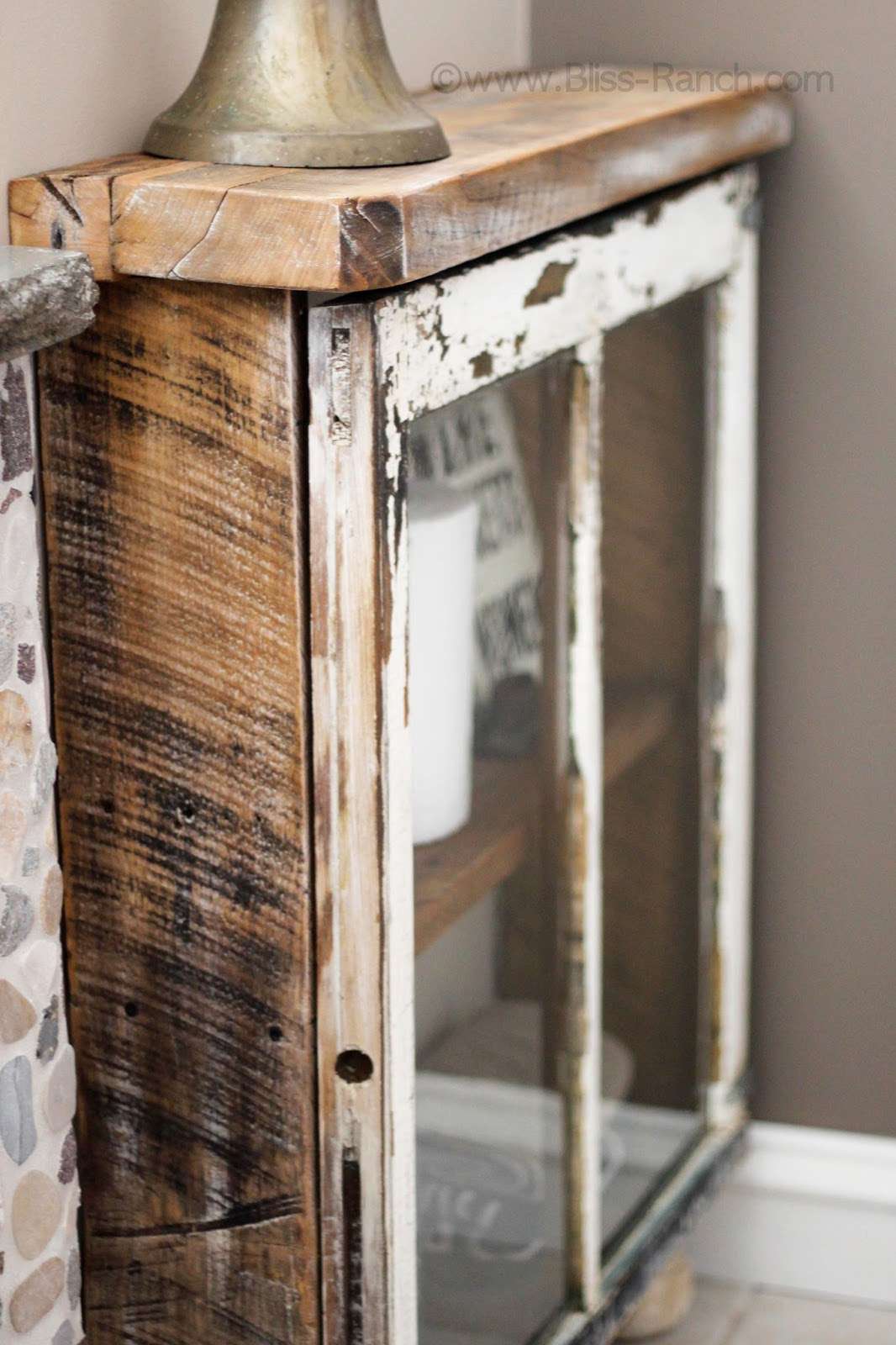 Un cadre de fenêtre utilisé pour une armoire