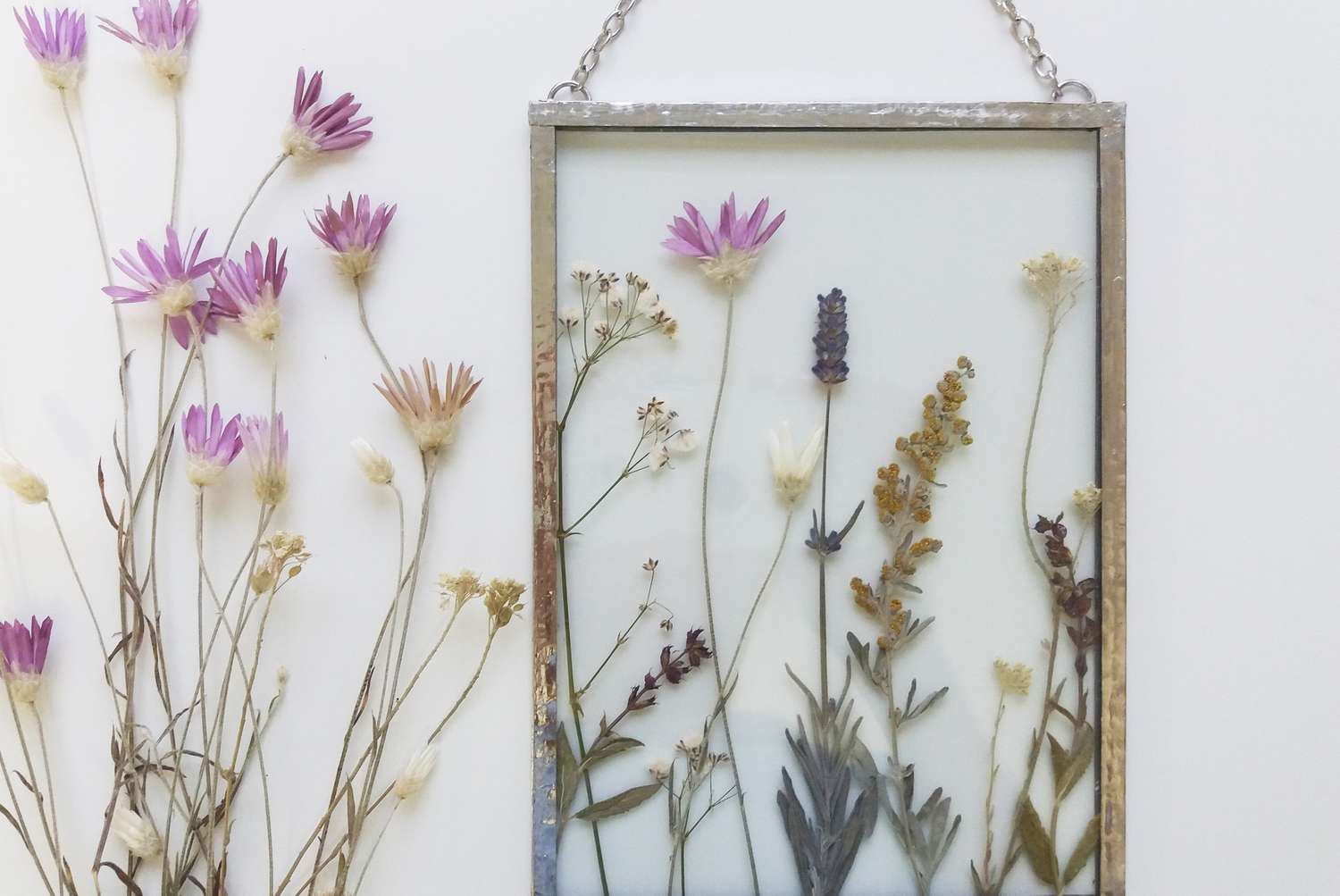 Encadrement de fleurs pressées en technique tiffany en vitrail