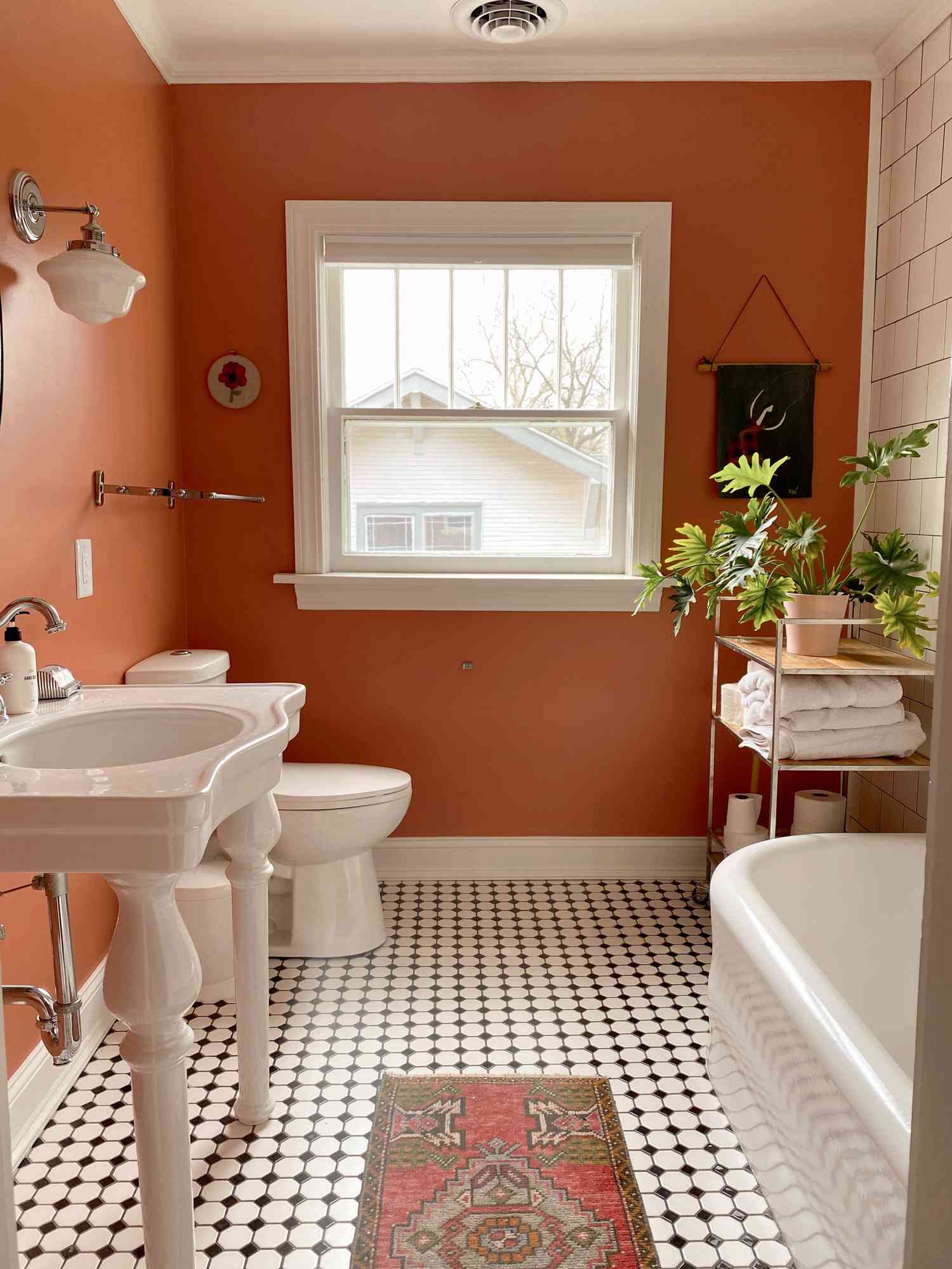 Terre rouge de Farrow & ; Ball dans une salle de bain