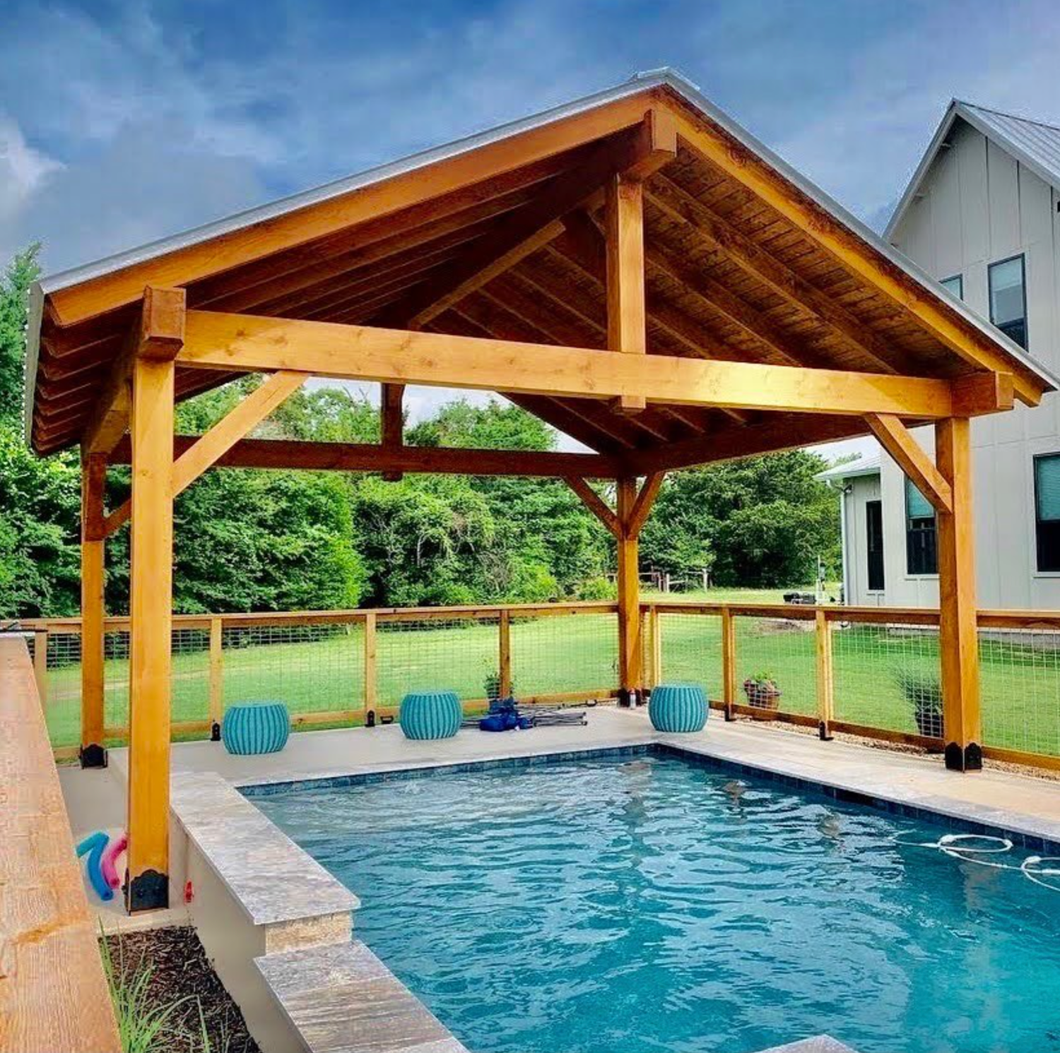 ombrage au-dessus de la piscine avec une pergola