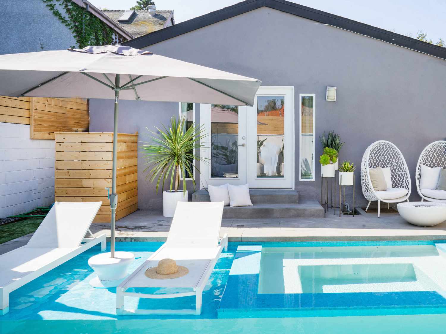 parapluie dans la piscine 