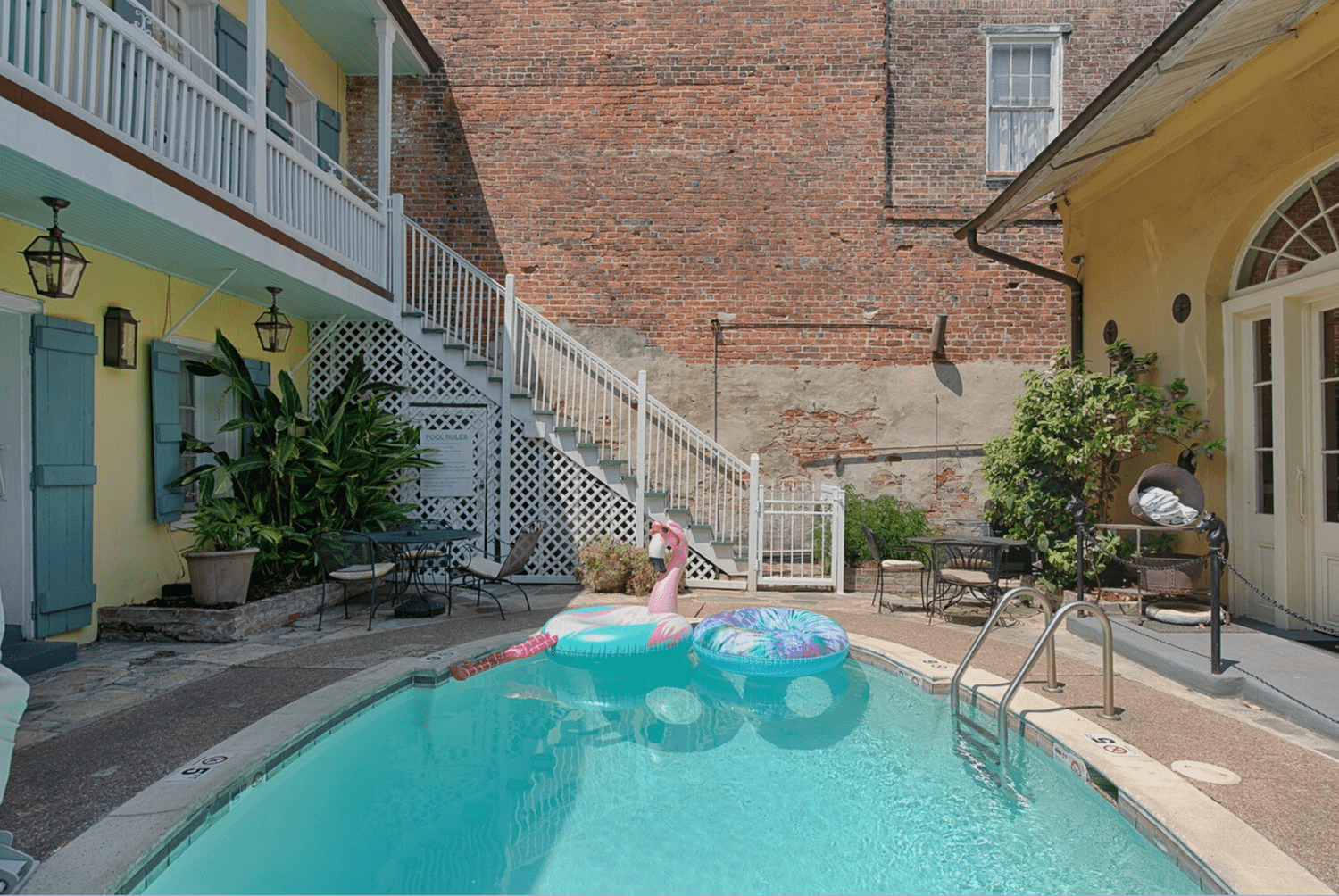 cour ombrageant une piscine