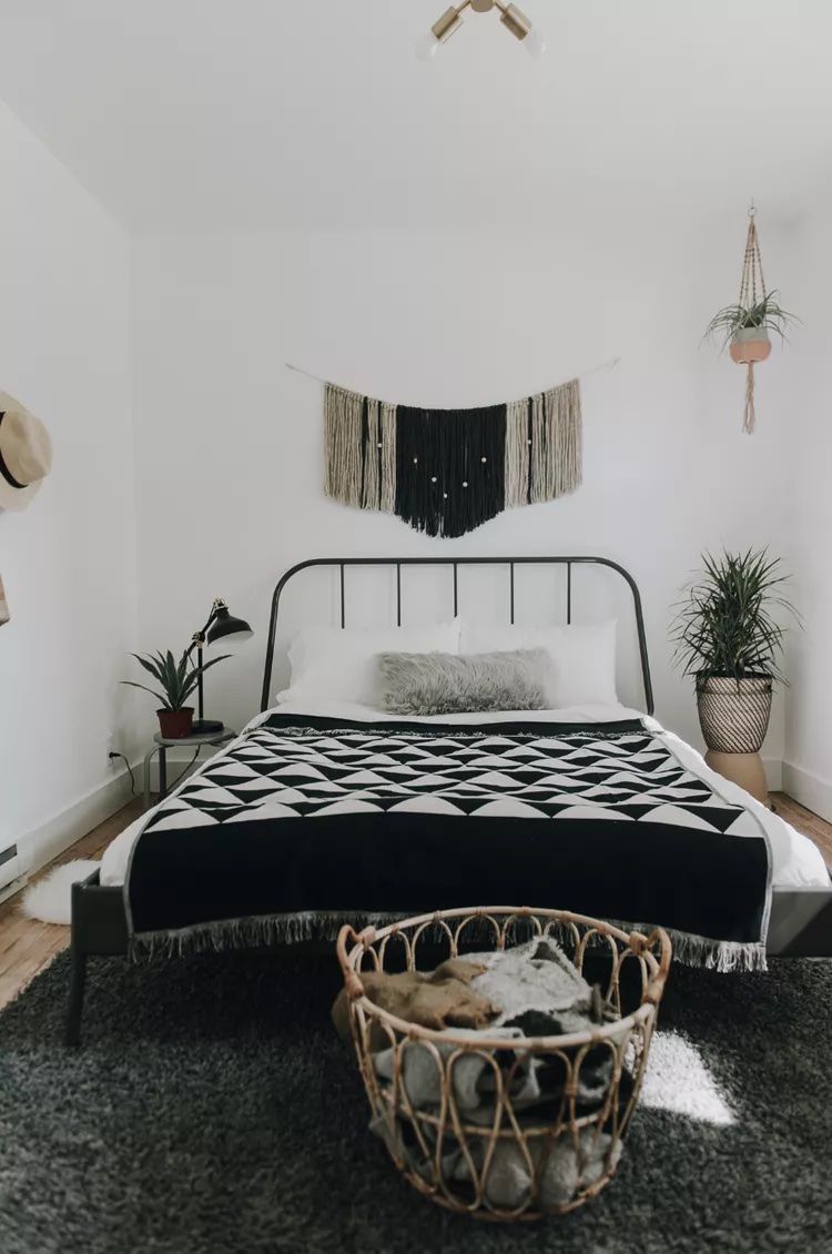 chambre à coucher au sous-sol en noir et blanc
