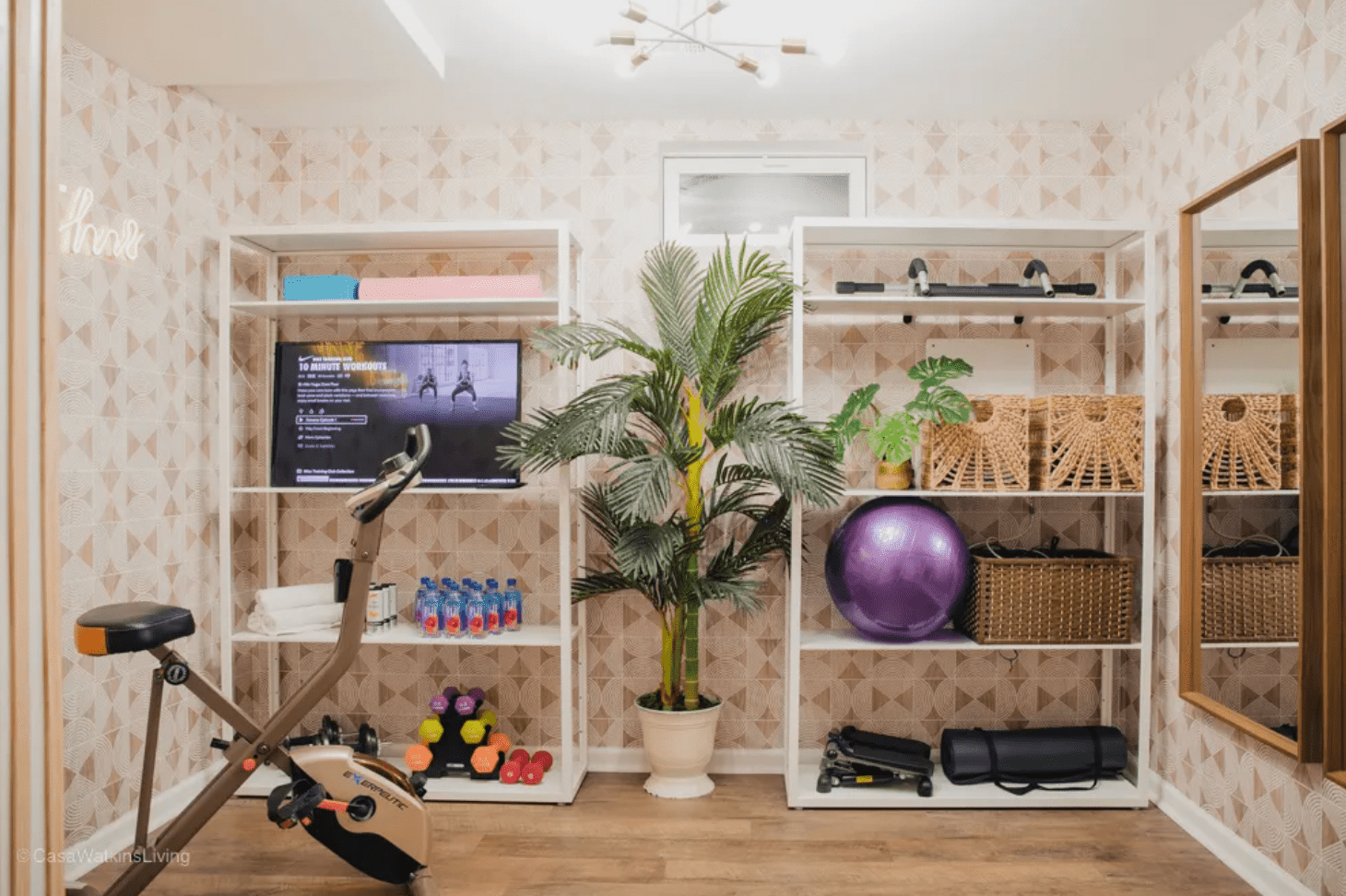 salle de gym colorée au sous-sol