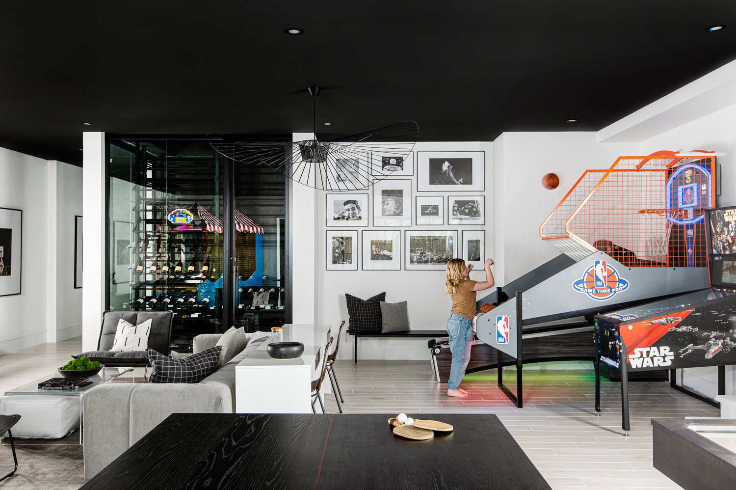 salle de jeux pour enfants au sous-sol avec lumière suspendue