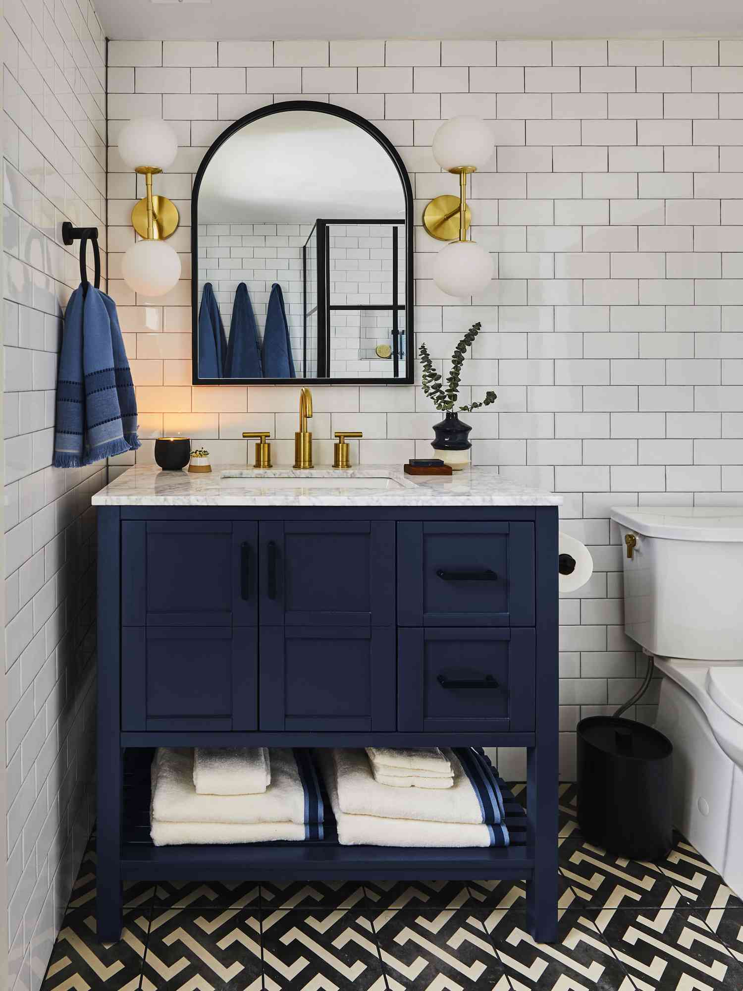 salle de bain au sous-sol avec carrelage et appliques doubles