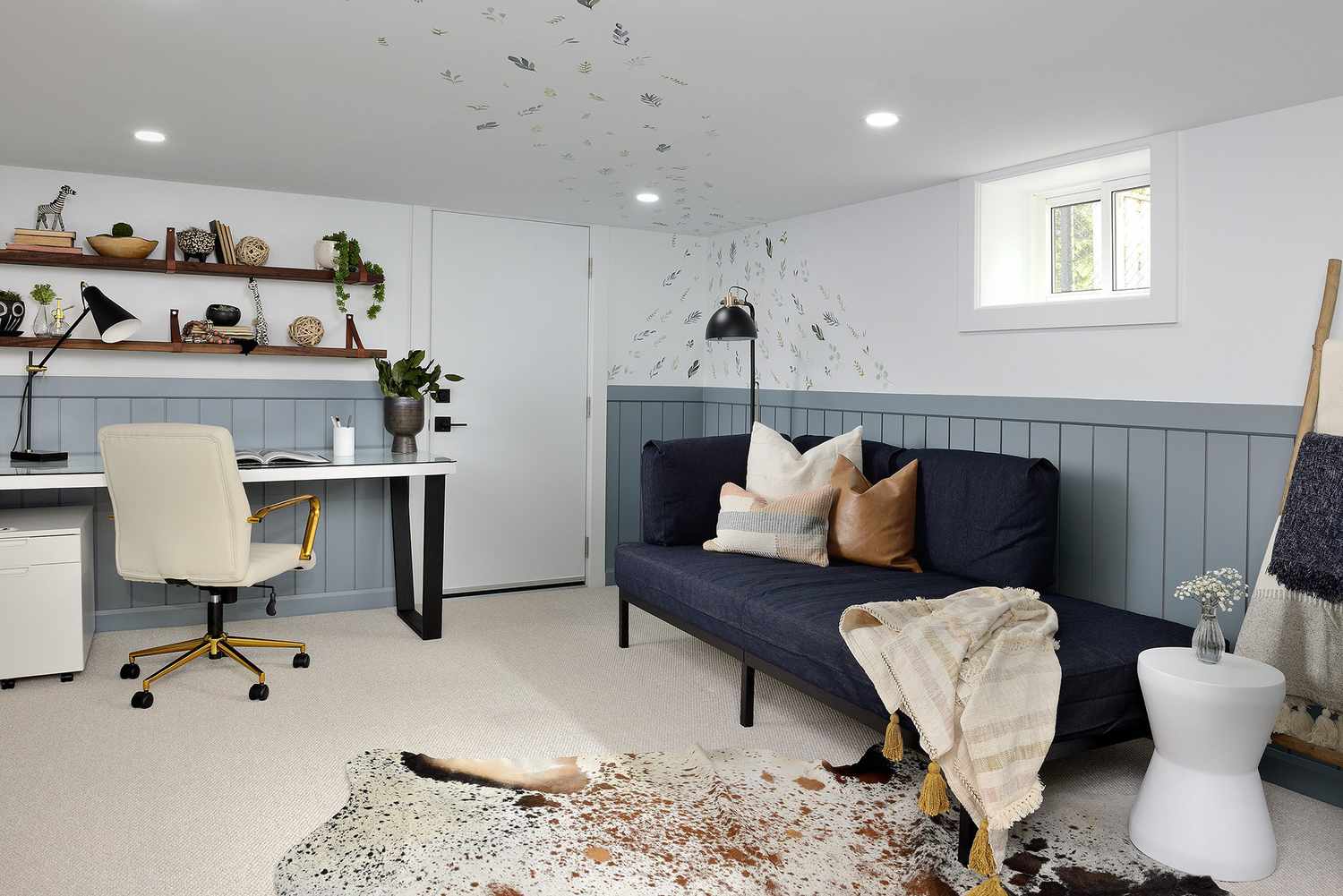 bureau au sous-sol avec lampes de table et lampadaires
