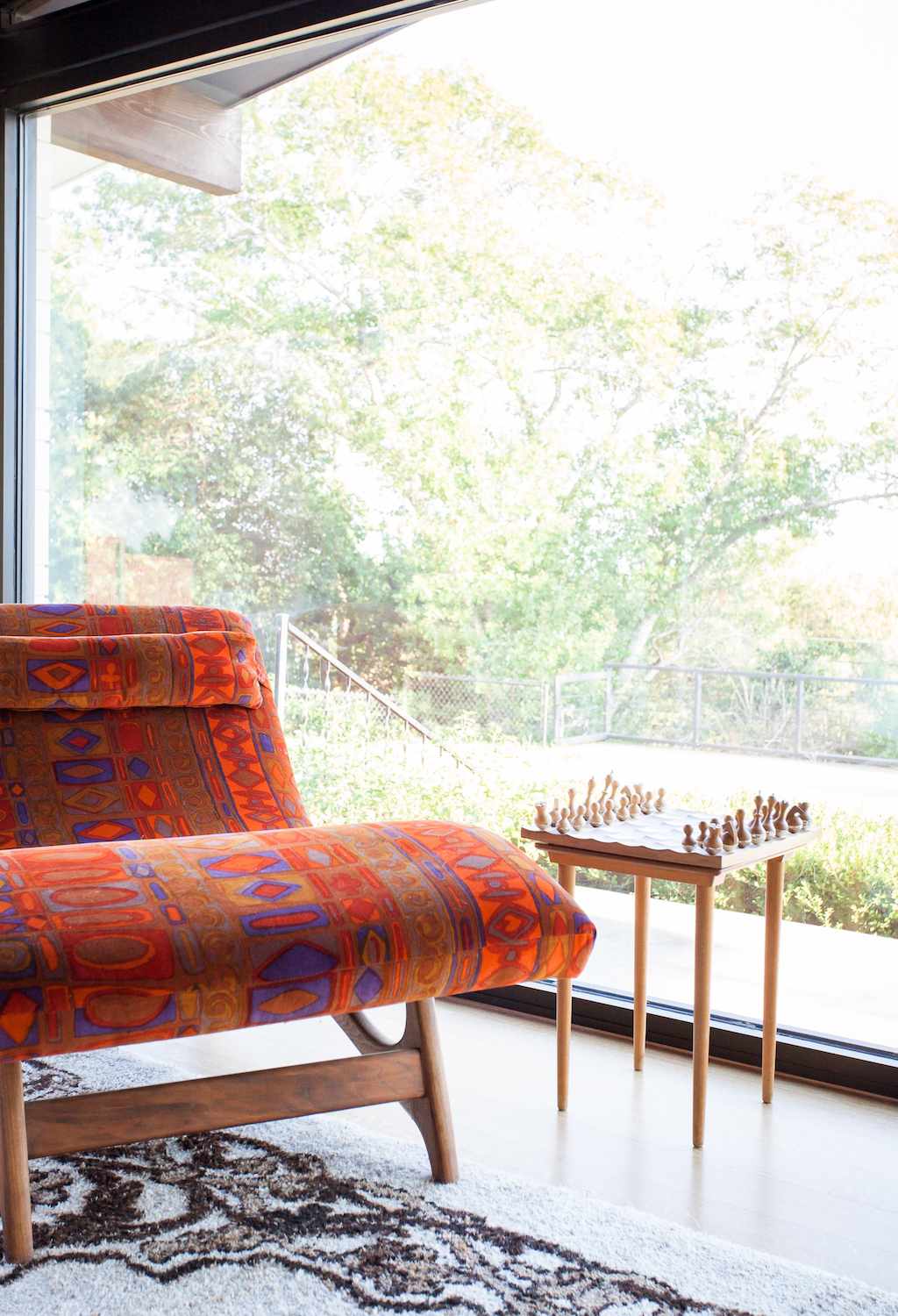 table d'appoint avec jeu d'échecs vintage