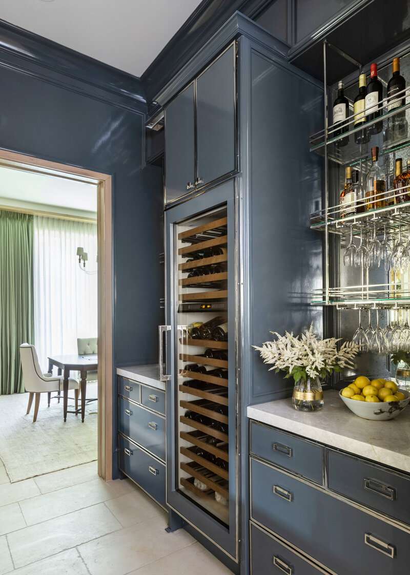 idées de rangement pour le vin dans l'office du maître d'hôtel