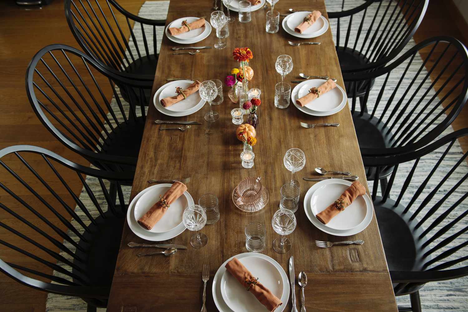 Paysage de table avec des serviettes de table orange, des fleurs et des citrouilles